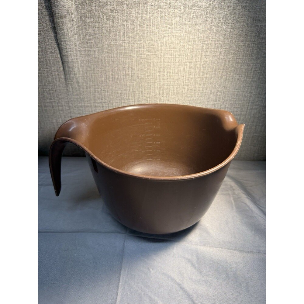 Vintage Rubbermaid Mix-N- Go Grip Brown Plastic 3-quart (12-cup) Batter Bowl.